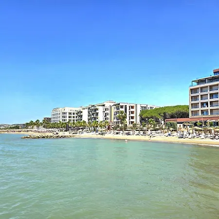 Charming Coastal In With Balcony Apartment *
