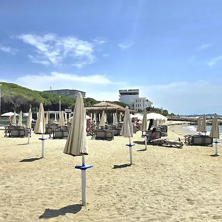 Charming Coastal In With Balcony Apartment *